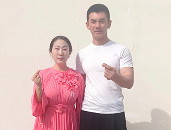 高潔與任天野合影